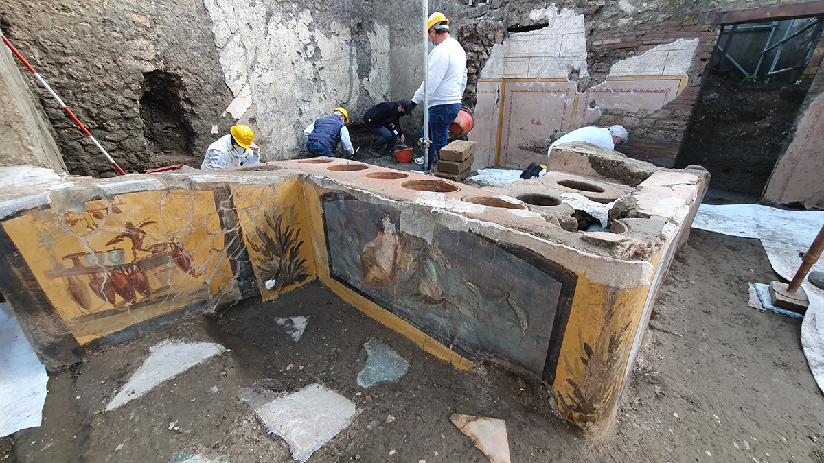 image depicting 2000-year-old 'fast-food' stall found in Italy
