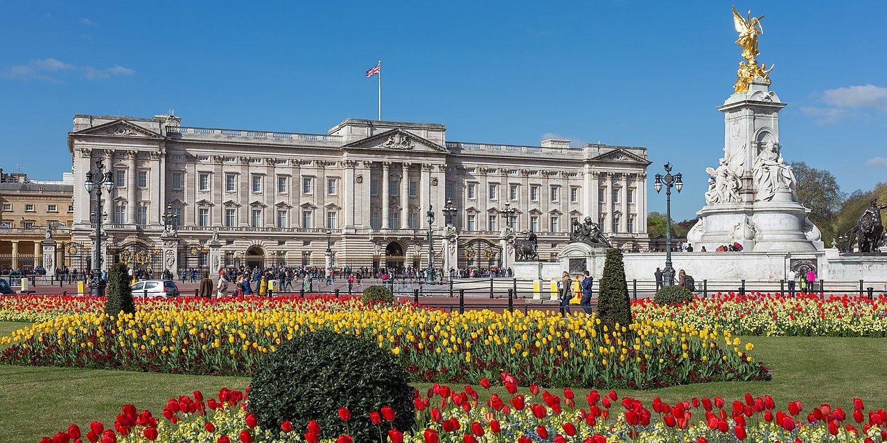 Image depicting buckingham palace, as in, You can go for a picnic at Buckingham Palace in London