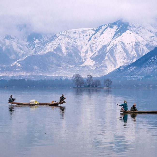 Image depicting dal lake, as in, SBI opens 'floating ATM' on Dal Lake houseboat