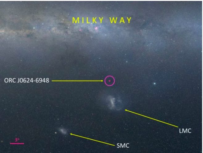 Image depicting J0624–6948 - Lone star between galaxies!