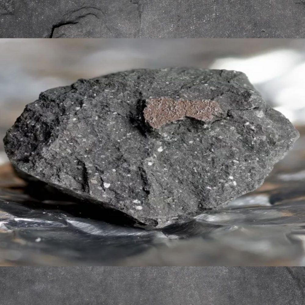 Image depicting 4.6 billion years old meteorite reexamines Earth's water origins!