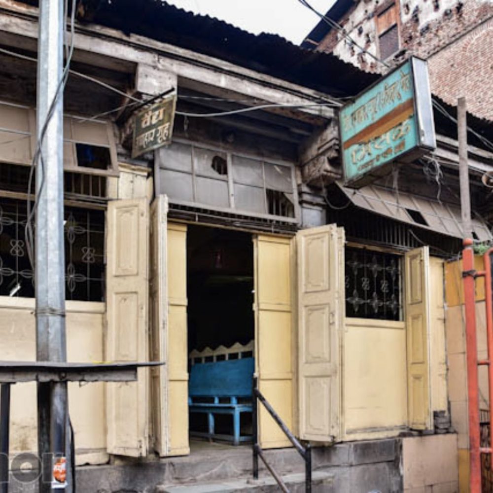 Image depicting Century-old Pune eatery manages to survive exclusively on taste!