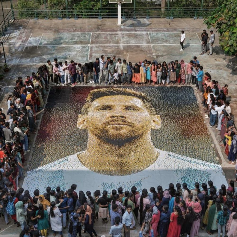 Image depicting Messi's portrait on a basketball court!