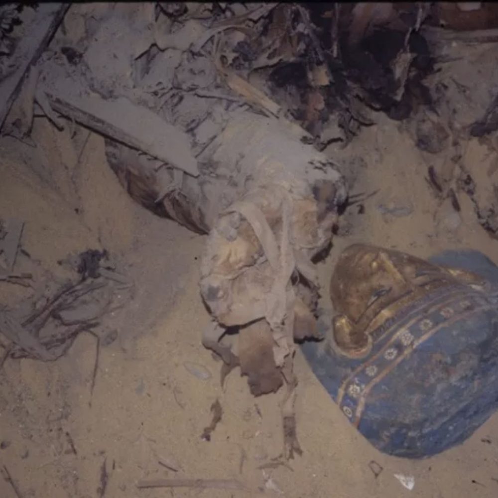 Image depicting Near Tut's tomb, glorious relics discovered!